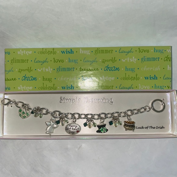 SIMPLY CHARMING Luck Of The Irish St Patrick’s Silver Tone Charm Bracelet NWT 2 - Picture 1 of 5